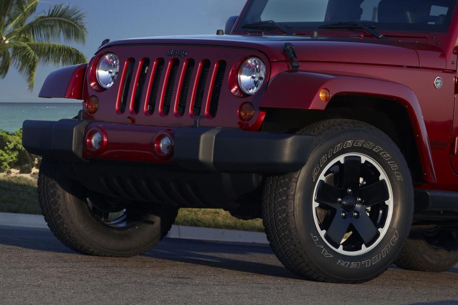  Jeep Wrangler Unlimited Altitude 2012 года  (фото 9 из 14)